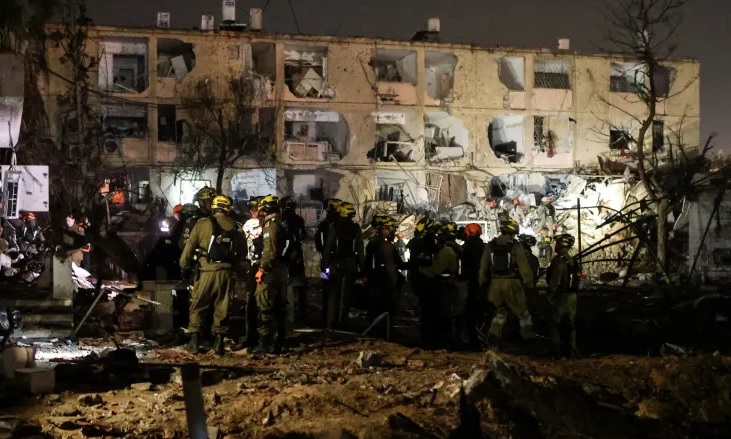 هجوم إيراني جديد.. إصابات وعالقون تحت الأنقاض في إسرائيل